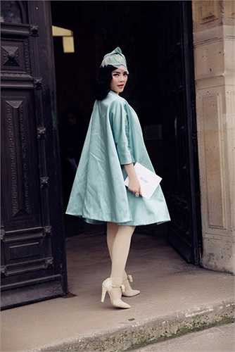 Kiều nữ xuất hiện ở một sự kiện tầm quốc tế với chiếc đầm ren trắng tinh tế của thương hiệu Erin Fetherston (Mỹ). Khoác ngoài là chiếc áo màu xanh dịu nhẹ, quý phái của Roksanda Ilincic.