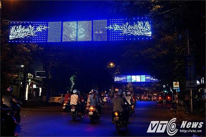 Tuyến phố Bà Triệu nổi bật trong sắc xanh sặc sỡ với những dãy đèn nhấp nháy tạo hoa văn sáng xanh.