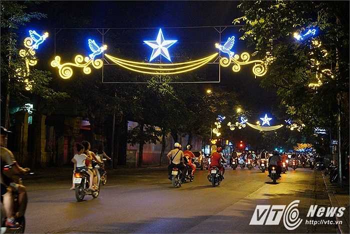 Biểu tượng chim bồ câu - hòa bình và ngôi sao 5 cánh - đất nước Việt Nam chạy dọc theo tuyến đường Phố Huế - Hàng Bài.