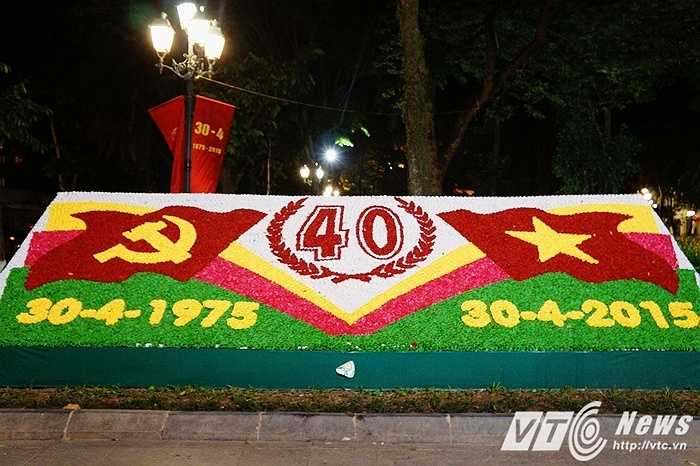 Đối diện ngay đó là bức tranh hoa chào mừng 40 năm ngày giải phóng miền Nam, thống nhất đất nước nằm tại vườn hoa Lý Thái Tổ.