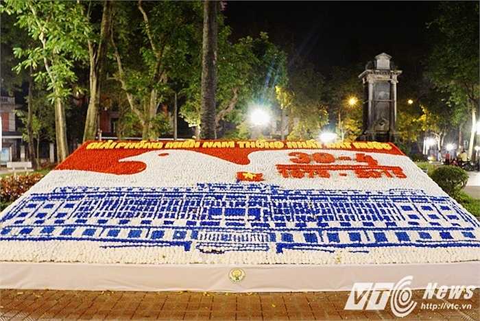 Tại vườn hoa Con Cóc trước sảnh khách sạn Metropole cũng có một bức tranh hoa vẽ chim bồ câu - biểu tượng của hòa bình.