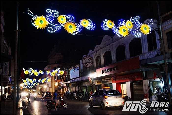 Những dải đèn trên tuyến phố Tràng Tiền.
