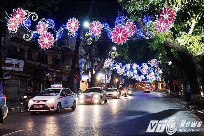 Tiếp đó là phố Hàng Khay như sáng bừng lên trong sắc màu của đèn hoa. Chạy thẳng một mạch Tràng Tiền - Hàng Khay - Tràng Thi, nhiều người sẽ không khỏi mê mẩn vì vẻ đẹp của những chùm đèn chạy dọc theo suốt tuyến đường này.
