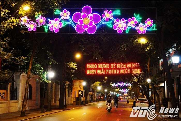 Tràng Thi được xem là một trong những tuyến phố trọng điểm của Hà Nội được kết khá nhiều đèn hoa và có cả biểu ngữ.