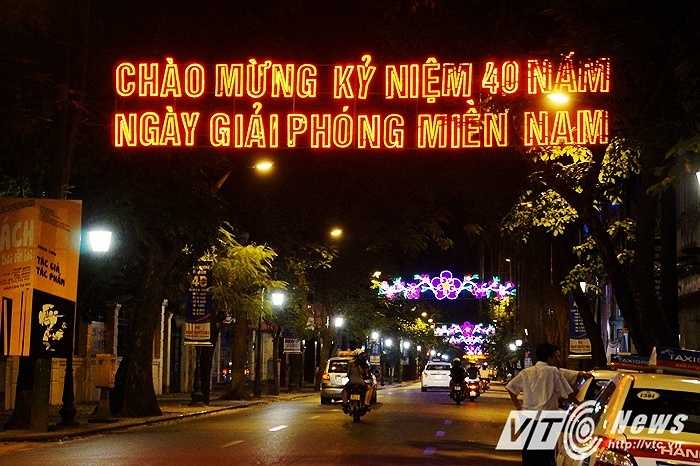 Tràng Thi được xem là một trong những tuyến phố trọng điểm của Hà Nội được kết khá nhiều đèn hoa và có cả biểu ngữ.