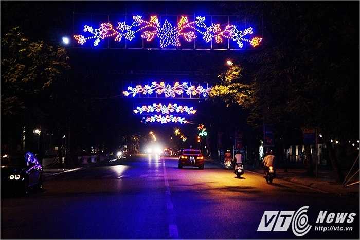 Tuyến phố Điện Biên Phủ, tuyến đường ra Lăng Bác cũng sặc sỡ không kém khi đèn đổi màu liên tục và rất nhiều người tìm đến khu vực này để chụp ảnh.