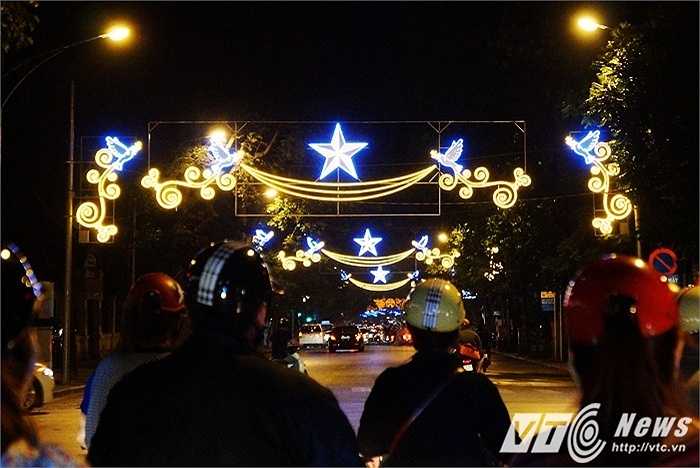 Người dân Hà Nội những ngày này cũng được mãn nhãn bởi sắc đèn hoa rực rỡ trên khắp các con đường mỗi khi thành phố lên đèn. (Huyền Trân/thực hiện)