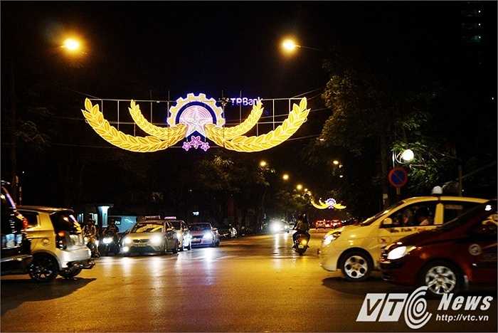 Chùm đèn mang biểu tượng của Đảng Cộng sản Việt Nam trên đường Lý Thường Kiệt có kích thước lớn và màu sắc nổi bật khiến ai đi qua cũng phải ngắm nhìn.