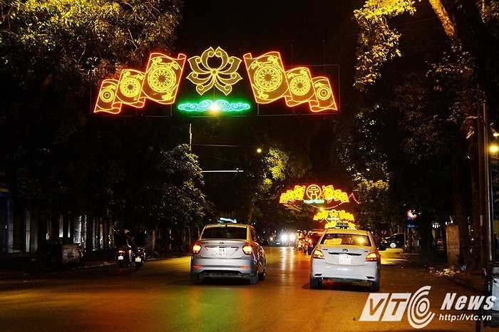 Những chùm đèn sặc sỡ trải dài theo suốt tuyến đường Hai Bà Trưng.