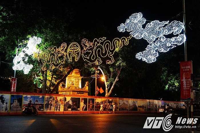 Biểu tượng tượng trưng cho Thăng Long ngàn năm văn hiến trên đầu phố Đinh Tiên Hoàng, nơi cũng đang được quây phông bạt để chuẩn bị cho màn bắn pháo hoa tối 30/4 tới.