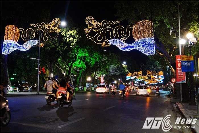 Vẻ đẹp rực rỡ của con phố Đinh Tiên Hoàng bên Hồ Hoàn Kiếm.