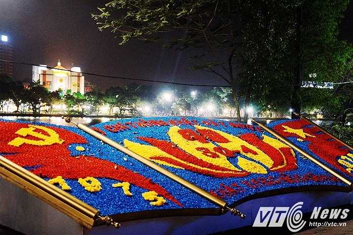 Bức tranh được 'vẽ' bằng hoa với dòng chữ 'Ý chí thống nhất đất nước - Khát vọng hòa bình' nằm bên hồ Gươm.