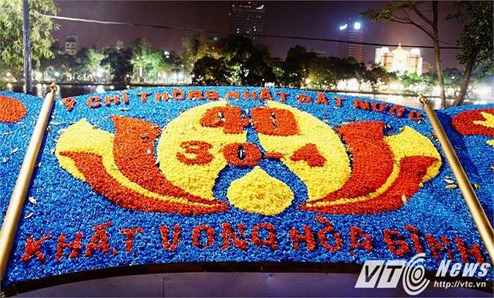 Dưới ánh đèn bức tranh càng thêm rực rỡ khiến cho khá nhiều người dân tập trung về đây chụp ảnh kỷ niệm.