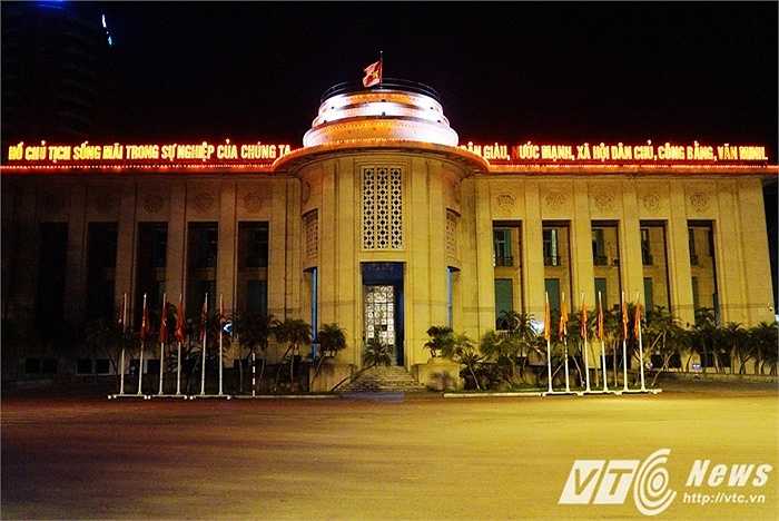Trụ sở Ngân hàng Nhà nước Việt Nam cũng được trang trí đèn màu phía trên.