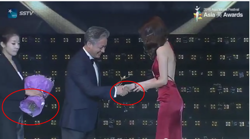 Riêng Ngọc Trinh được tặng hoa tím, khay để hoa và cúp cũng không có