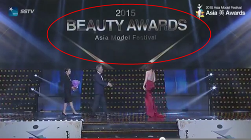 Ngọc Trinh lên nhận giải, màn hình cũng không xướng tên