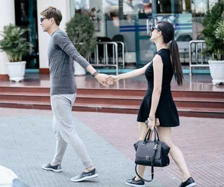 Nhiều người bắt gặp vợ chồng Tim nắm tay nhau hạnh phúc khi dạo phố những ngày gần đây.