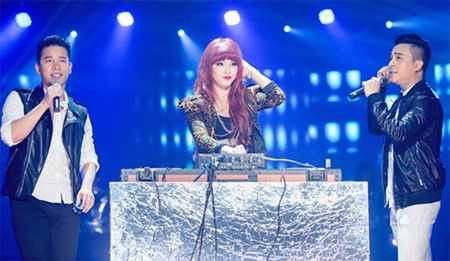 Trưởng nhóm The Men - Lê Hoàng (ngoài cùng bên trái) là người giúp cặp đôi giảng hòa và rút ngắn khoảng cách.