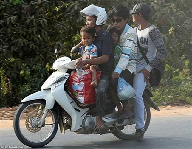 Người Việt Nam có thể chở rất nhiều người trên chiếc xe máy chỉ dành cho 2 người