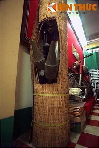 Súng AK và B40 được giấu trong cà tăng (thứ dùng để đựng lúa, bằng tre đan) để ngụy trang.Giấu vũ khí trong cà tăng. Hình ảnh chụp lại tại di tích hầm vũ khí bí mật ở 287/70 đường Nguyễn Đình Chiểu, TP HCM. 
