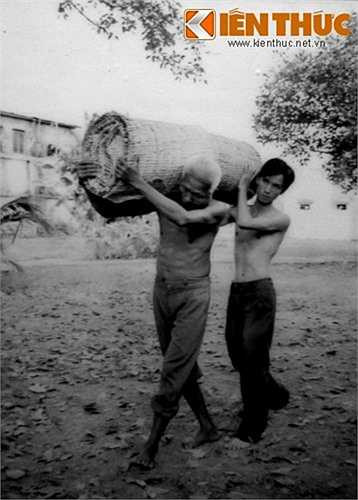 Các chiến sĩ giao liên vận chuyển vũ khí giấu trong cà tăng cho đơn vị bảo đảm chiến đấu tại căn cứ Thái Mỹ - Củ Chi. 