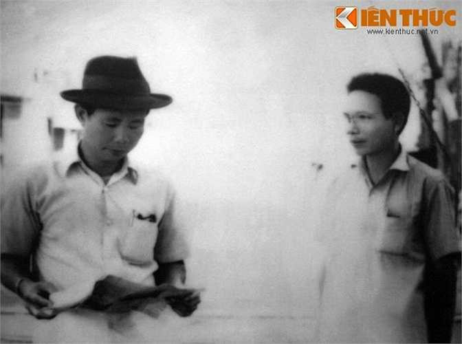 Đồng chí Trần Văn Lai và đống chí Nguyễn Văn Ba trao đổi ám hiệu chuyển giao vũ khí bằng tờ báo chính luận. 