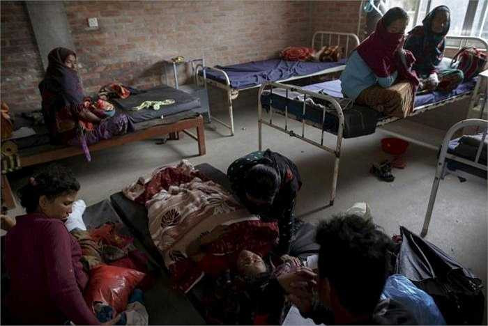 Nạn nhân trận động đất tại bệnh viện Gorkha trong Gorkha, Nepal 