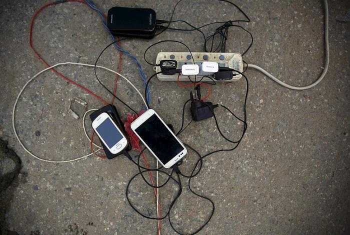 Điện thoại di động được sạc pin nhờ một máy phát điện, hiện điện vẫn bị cắt do động đất.