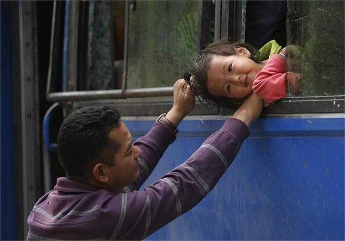 Xe buýt trở thành nhà của người dân Nepal sau thảm họa động đất ngày 26/4.