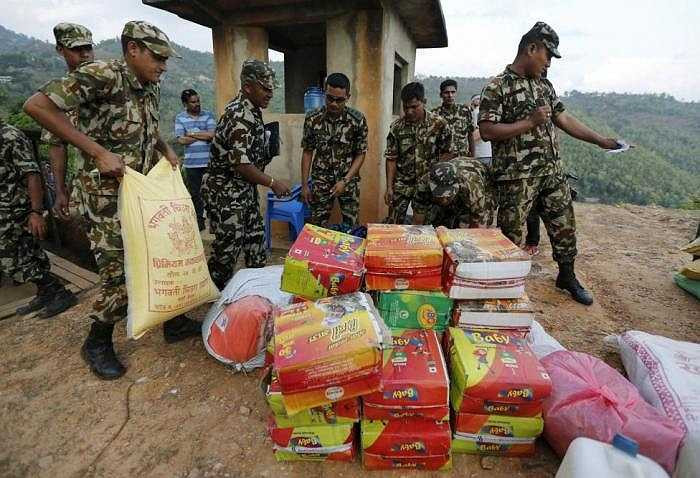 Quân đội Nepal chuẩn bị chuyển hàng lên trực thăng để cứu hộ cho vùng gần tâm chấn ở Gorkha.