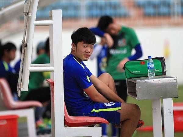Xuân Trường chưa bình phục chấn thương và phải ngồi ngoài nhìn đồng đội tập luyện chuẩn bị cho trận gặp QNK Quảng Nam vào chủ nhật này.