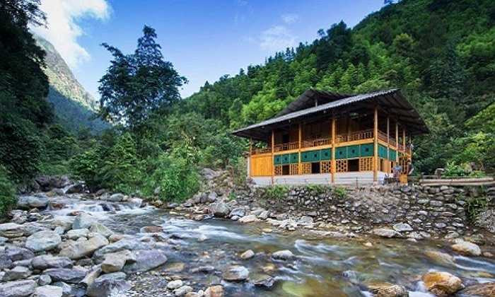 Theo thông tin đăng tải trên các báo mạng, Chủ tịch UBDN huyện Sa Pa vừa ký quyết định phạt 8 khách sạn hét giá phòng tổng cộng 125 triệu đồng vì thông tin quảng cáo giá phòng trên mạng điện tử không đúng so với thực tế. Điều này vi phạm quy định quản lý Nhà nước về giá, lệ phí. Trong ảnh là khách sạn Nậm Cang Riverside Lodge bị phạt 12,5 triệu đồng vì lỗi này.