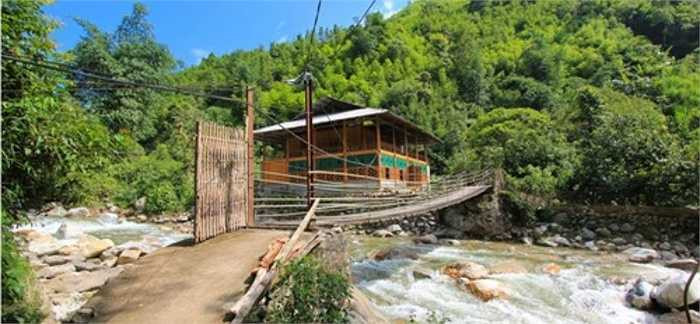 Cụ thể, khách sạn Lodge đã tự ý đăng giá phòng rất cao, lên tới 10,4 triệu đồng/2 đêm trên agoda.com và booking.com để khách không đặt phòng nữa. Sau khi bị phát hiện và bị dư luận phản đối, đại diện khách sạn này giải thích rằng do dịp nghỉ lễ 30/4 và 1/5 khách đặt phòng quá đông dẫn đến hết phòng nên khách sạn mới nghĩ ra 'chiêu độc' này. Lodge thuộc sở hữu của một gia đình dân tộc thiểu số Dao đỏ, mở cửa vào cuối năm 2013 và hoạt động hợp tác với Topas Travel.