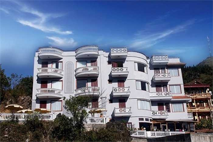 Royal View Hotel đường Cầu Mây (SaPa) từng đăng giá phòng là 401 USD/phòng (tương đương khoảng 8 triệu đồng), song không có thời gian lưu trú mấy đêm. Trong khi trên thực tế, giá phòng cao nhất ở đây là 100 USD (khoảng 2,1 triệu đồng/đêm).