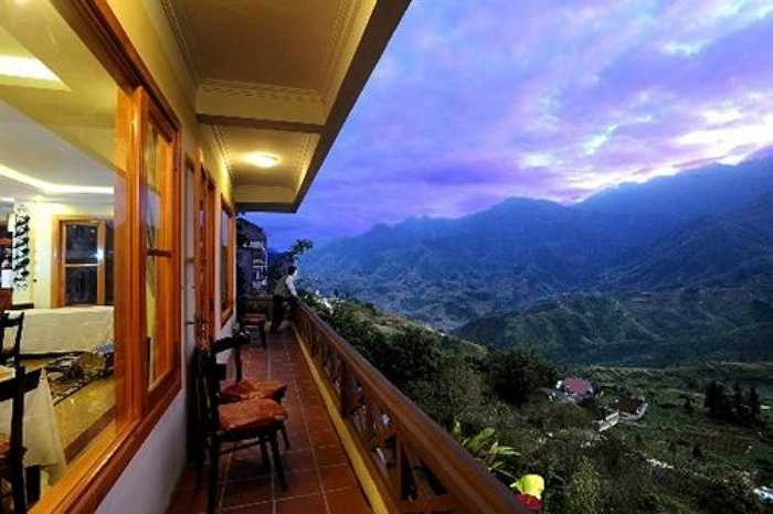 Ngoài ra, Sapa Lodge có dịch vụ giặt là, fax/photocopy và cho thuê xe hơi. Du khách cũng có thể đặt tour tham quan SaPa và nhiều điểm lân cận.
