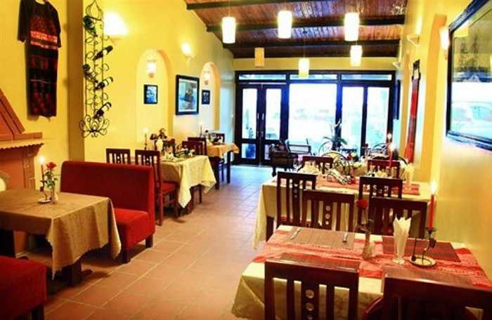 Elysian SaPa nằm trên đường Cầu Mây, khá gần các địa điểm như nhà thờ, chợ tình, trung tâm thị trấn SaPa cũng nằm trong danh sách 'đen'. Giá phòng niêm yết của khách sạn này ngày thường dao động từ 22 - 34 USD/phòng (gần 500.000 - trên 700.000 nghìn đồng, tùy từng loại phòng).