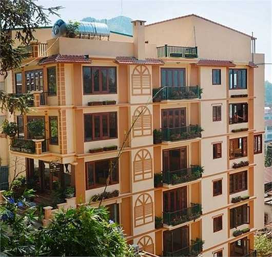 Trong số 8 khách sạn dính án phạt vì 'hét' giá dịp nghỉ lễ, Elite từng đăng giá phòng trên các trang mạng lên tới 60,2 triệu đồng/phòng. Trong khi đó, giá phòng của Elite dao động từ 35 - 48 USD/phòng (tương đương khoảng 760.000 đồng đến 1 triệu đồng), tùy loại phòng gia đình, deluxeroom.