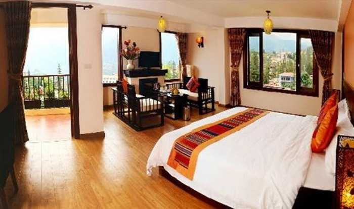 Ngoài ra, khách sạn này có nhiều dịch vụ cho khách du lịch như giặt ủi (50.000 đồng/kg), thuê xe máy có giá 6 - 8 USD/ngày (tương đương 130.000 - 170.000 đồng/ngày). 