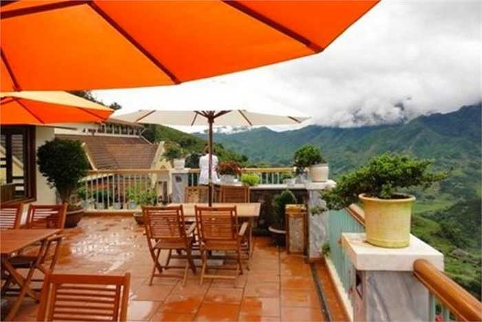 Khách sạn này có tầm nhìn tuyệt đẹp ra thung lũng Violet và đỉnh Fansipan. Sunny Mountain khá tiện lợi với hồ bơi trong nhà và dịch vụ spa.