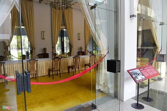 Tùy theo mục đích sử dụng mà Dinh còn có nhiều phòng như: phòng họp Hội đồng nội các, phòng làm việc của tổng thống và của phó tổng thống, phòng trình ủy nhiệm thư, phòng đại yến... chưa kể các phần khác như hồ sen bán nguyệt hai bên thềm đi vào chánh điện, hành lang...