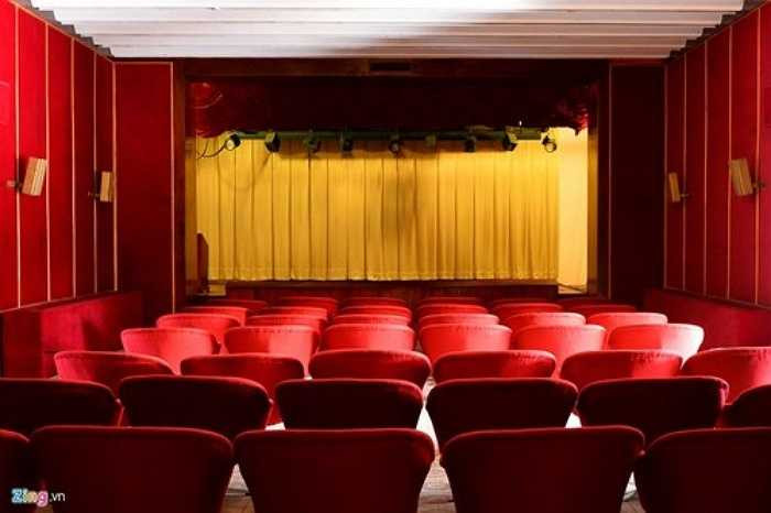 Trong Dinh cũng có một rạp xem phim nhỏ, chứa được 50 khán giả, chuyên trình chiếu các phim tài liệu lịch sử phục vụ du khách khi cần. 