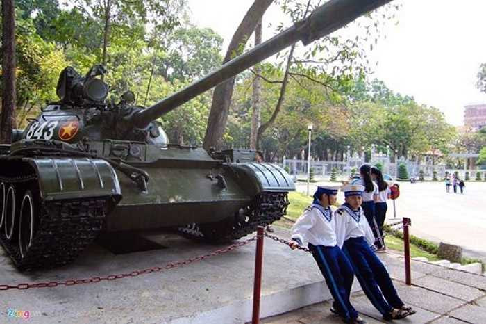 Tại sân trưng bày 2 chiếc xe tăng, một chiếc số hiệu 843 của quân giải phóng thuộc Ðại đội 4, Tiểu đoàn 1, Lữ đoàn xe tăng 203, Quân đoàn 2 dẫn đầu đội hình đã húc nghiêng cổng phụ của Dinh Ðộc Lập lúc 10h45 ngày 30/4/1975.