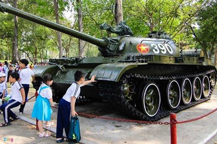 Chiếc còn lại (số hiệu 390) từng húc tung cổng chính tiến thẳng vào Dinh lúc 11h30 cùng ngày. Trung úy Bùi Quang Thận - Ðại đội trưởng chỉ huy xe tăng 843 đã kéo lá cờ Mặt trận dân tộc giải phóng miền Nam Việt Nam kết thúc Chiến dịch Hồ Chí Minh.