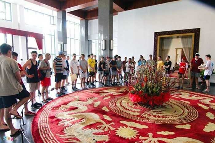 Trung tâm tầng 2 là tấm thảm lớn chạm thêu lưỡng long. 