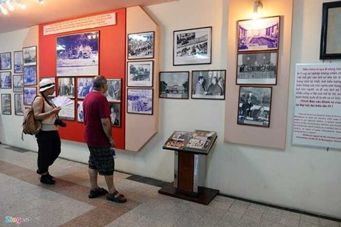 Khu vực trưng bày các bức ảnh và vật dụng thời kỳ kháng chiến chống Mỹ, đặc biệt là những tư liệu lịch sử về Chiến dịch Hồ Chí Minh 1975. Mỗi ngày có hàng trăm du khách ghé thăm, nhiều nhất là dịp cuối tuần, trong đó chủ yếu là người nước ngoài. Để tiện lợi cho việc tìm hiểu lịch sử từ ngày xây dựng đến khi giải phóng, Ban quản lý bố trí phòng thông tin với đầy đủ hình ảnh tư liệu, di vật qua các quá trình.