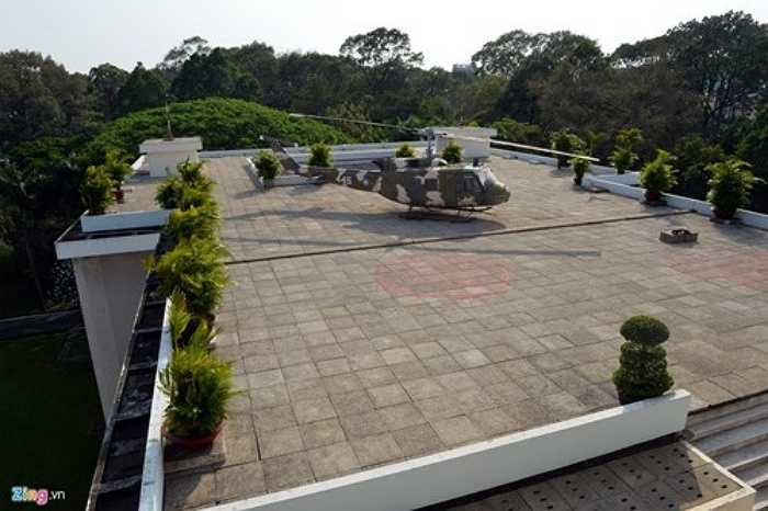 Dinh được xây dựng trên diện tích 4.500 m2, diện tích sử dụng 20.000 m2, gồm 3 tầng chính, 1 sân thượng, 2 gác lửng, tầng nền, 2 tầng hầm và một sân thượng cho máy bay trực thăng đáp xuống. Hiện vẫn còn một chiếc trực thăng UH1. Đây là loại máy bay chiến đấu do hãng Bell (Mỹ) chế tạo, trang bị cho Mỹ năm 1959 và sử dụng tại chiến tranh Việt Nam năm 1962. Hai khoanh tròn đỏ cũng như mảnh bom còn sót lại ghi nhớ vụ ném bom ngày 8/4/1975 của phi công Nguyễn Thành Trung.