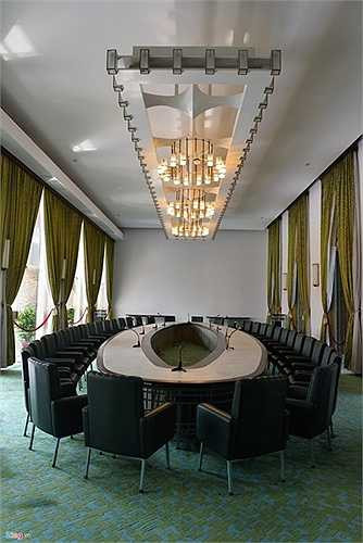 Đặc biệt trong Dinh Thống Nhất có nhất nhiều phòng được trang trí theo phong cách khác nhau tùy theo mục đích sử dụng. Trong ảnh là phòng họp nội các dưới thời chế độ cũ.