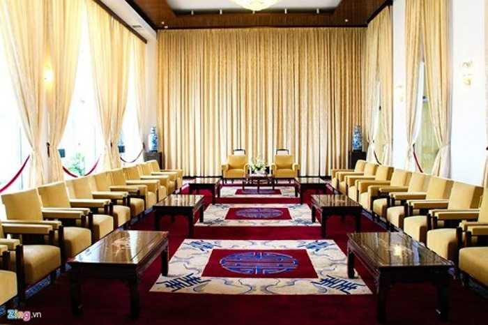 Phòng tiếp khách của phó tổng thống tại tầng 2. Bên trong có trưng bày 2 bức tranh sơn mài của Thái Văn Ngôn vẽ năm 1966 và bức tranh Khuê Văn Các (Văn Miếu, Hà Nội).