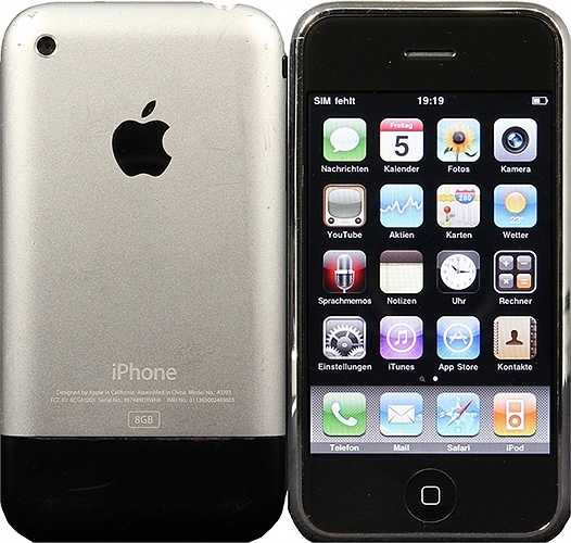 Năm 2007, là năm mà chiếc iPhone đầu tiên ra đời: iPhone 2G. iPhone hoàn toàn phụ thuộc vào giao diện cảm ứng, dùng màn hình 3.5 inch và chỉ có một nút bấm ở mặt trước (nút Home). Các đối thủ trong thời gian này chưa thực sự chú ý tới iPhone 