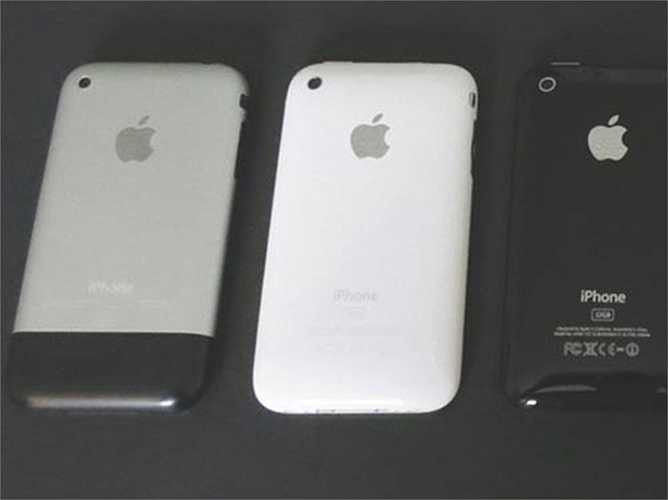 Thêm vào đó là sự thay đổi với 2 màu sắc: đen và trắng khác biệt với vỏ kim loại của iPhone 2G